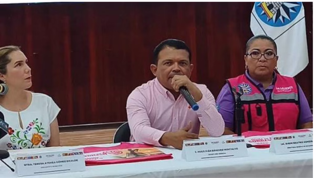 Atenea Gómez y Hugo Sánchez Montalvo durante un acto público del Ayuntamiento de Isla Mujeres.