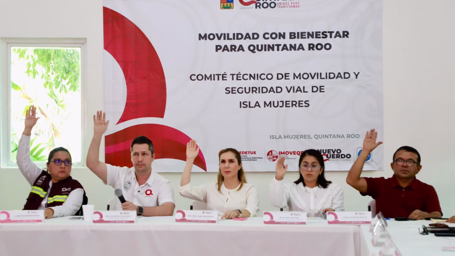 Atenea Gómez y autoridades estatales votan durante una sesión del Comité Técnico de Movilidad de Isla Mujeres.