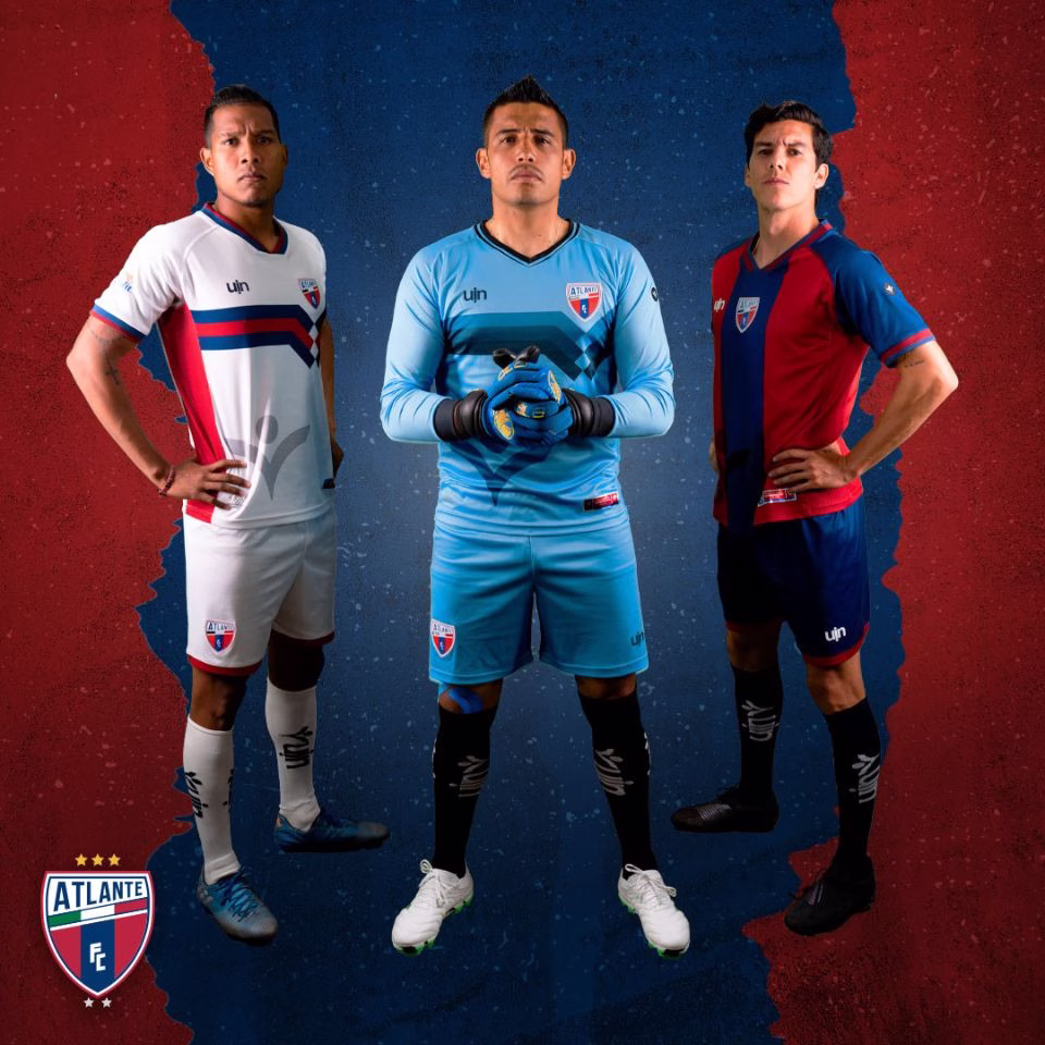 Jugadores del Atlante presentan los uniformes que utilizará el equipo en la Liga MX 2026.