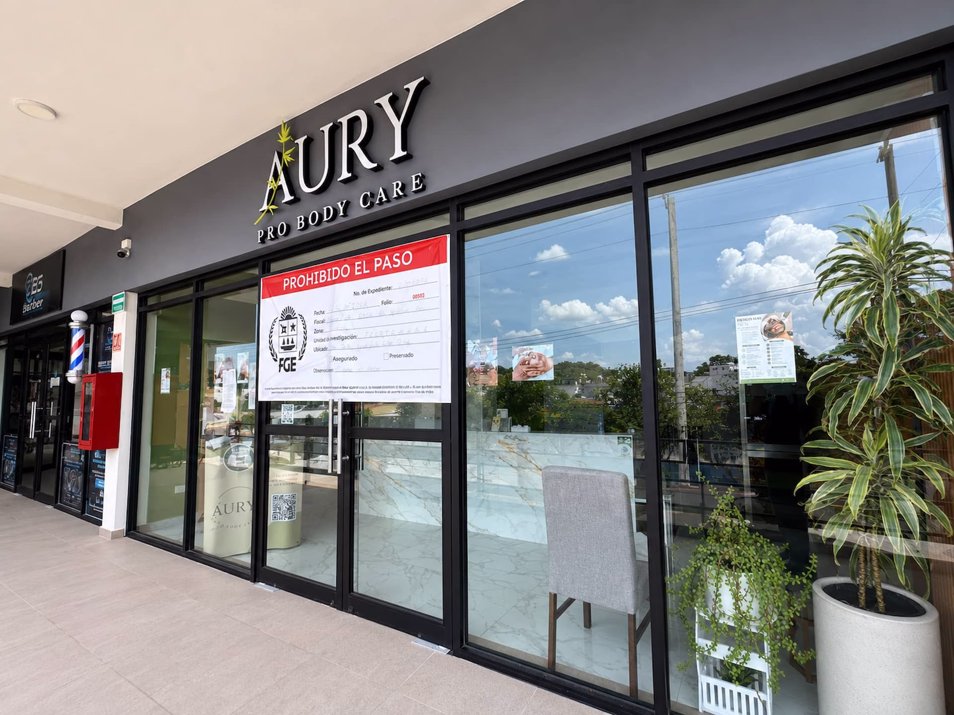 Aury Pro Body Care en Cancún con aviso de acceso restringido tras un cateo realizado por autoridades.