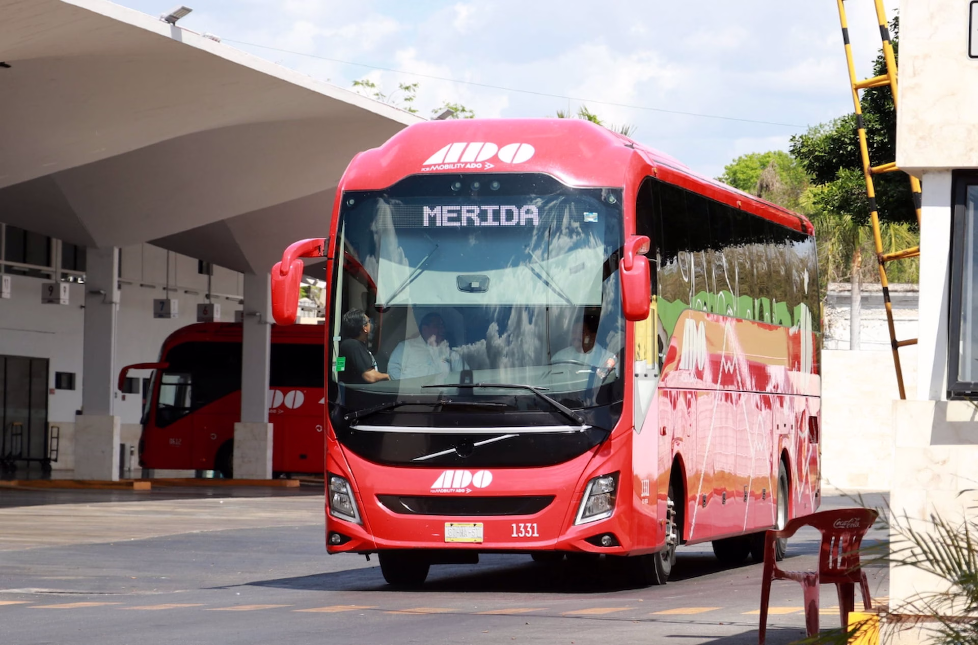 Autobús utilizado por estudiantes que viajan desde Quintana Roo hacia Mérida para cursar una licenciatura con oferta limitada en el estado.