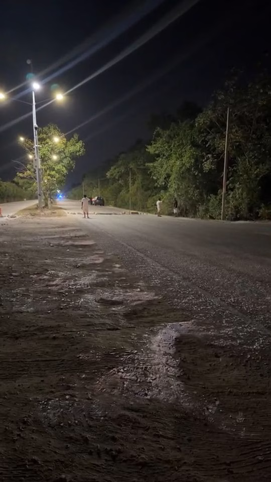Tramo de la autopista El Tintal durante la noche en que vecinos realizaron un bloqueo por apagones recurrentes.