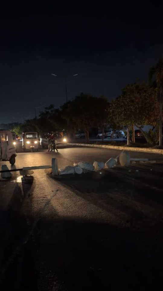 Vehículos buscan vías en la zona de avenida CTM durante las protestas por fallas en el suministro eléctrico.