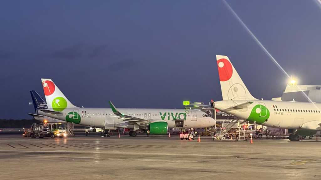 Aviones de Viva Aerobus permanecen en plataforma del Aeropuerto Internacional de Cancún.