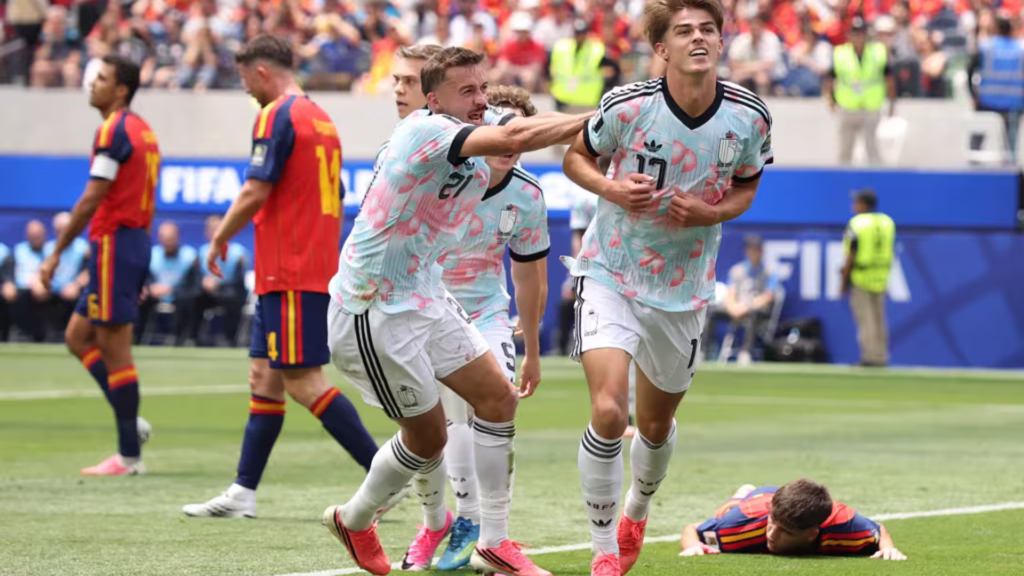Jugadores de Bélgica celebran una anotación ante España durante un partido del Mundial 2026.