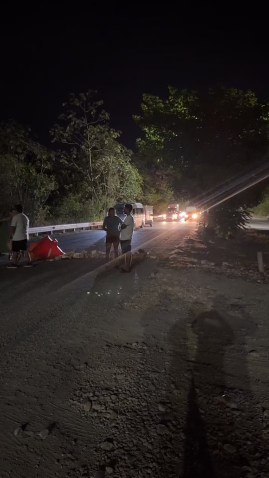Vecinos bloquean la autopista El Tintal durante la protesta por fallas recurrentes de electricidad en Playa del Carmen.