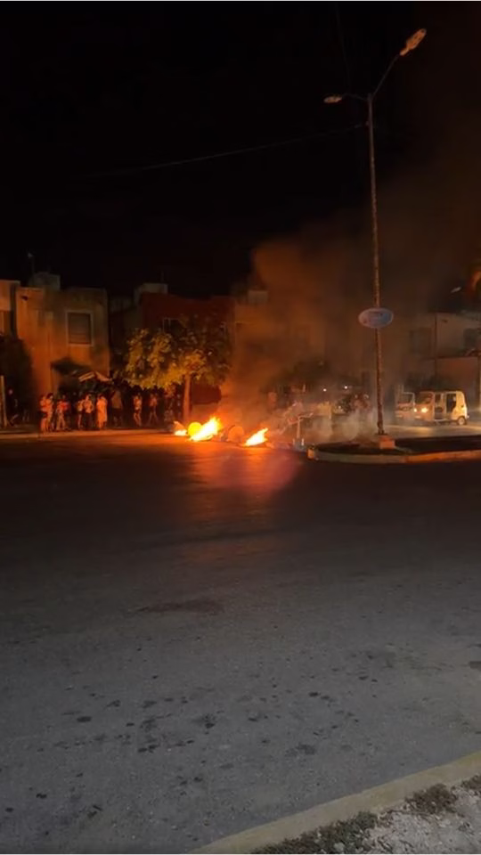 Avenida CTM permanece afectada durante el bloqueo de vecinos por los apagones en Playa del Carmen.