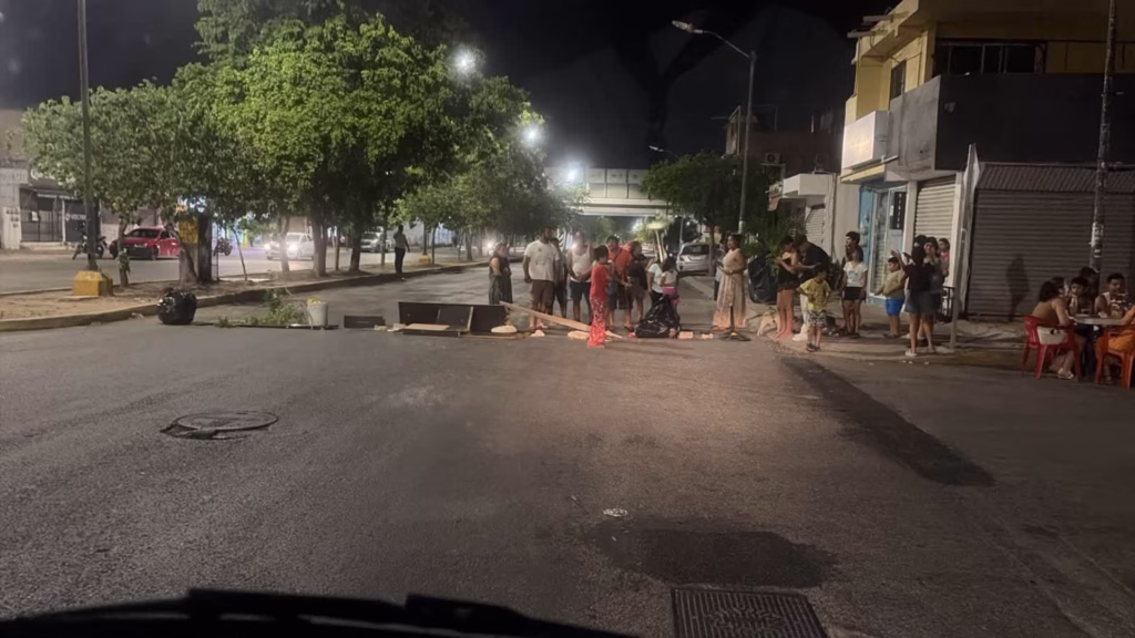 Vecinos participan en los bloqueos por apagones en Playa del Carmen durante la noche del sábado 25 de julio.