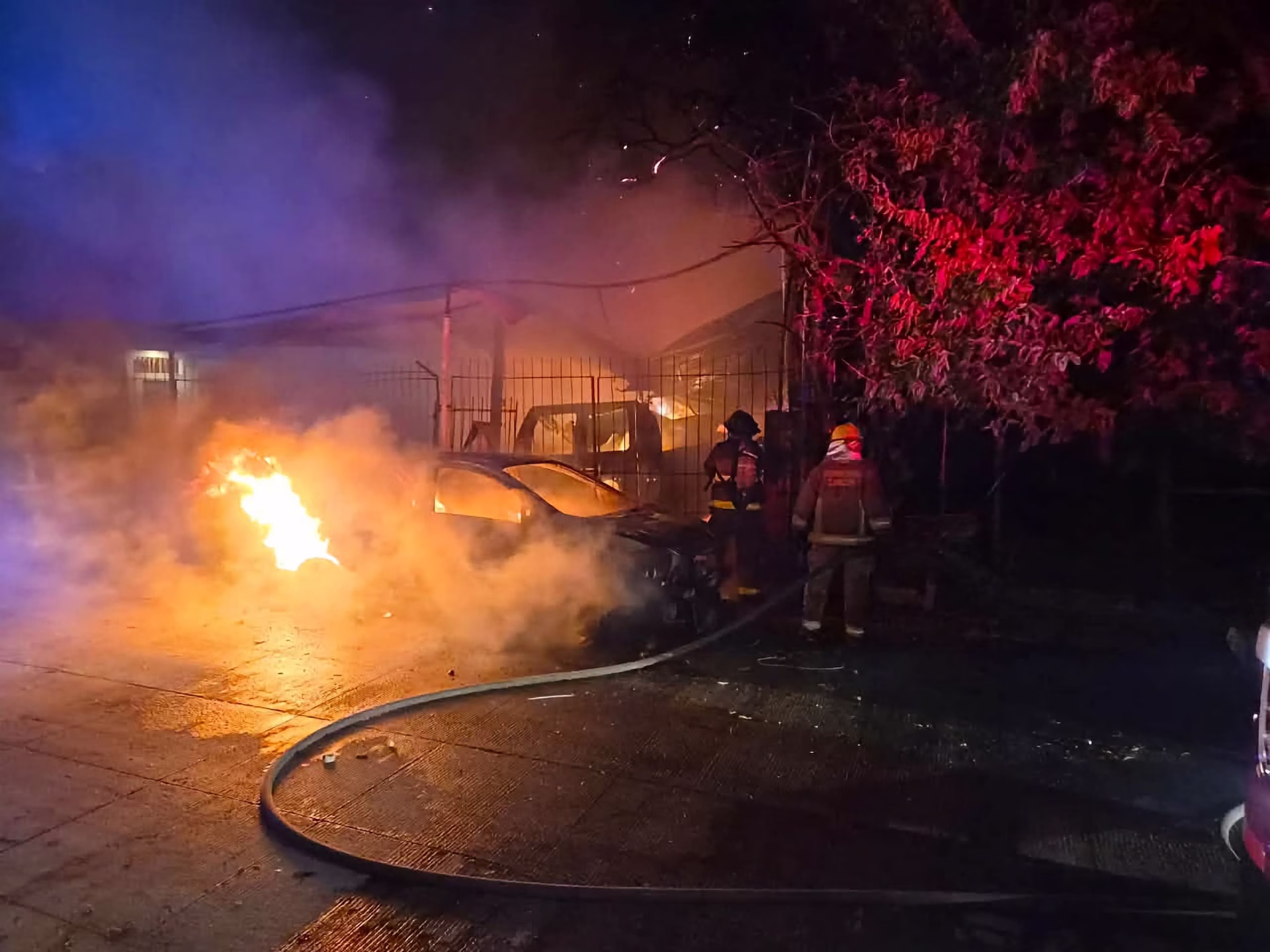 Bomberos combaten las llamas durante el incendio de un taller mecánico en Cancún