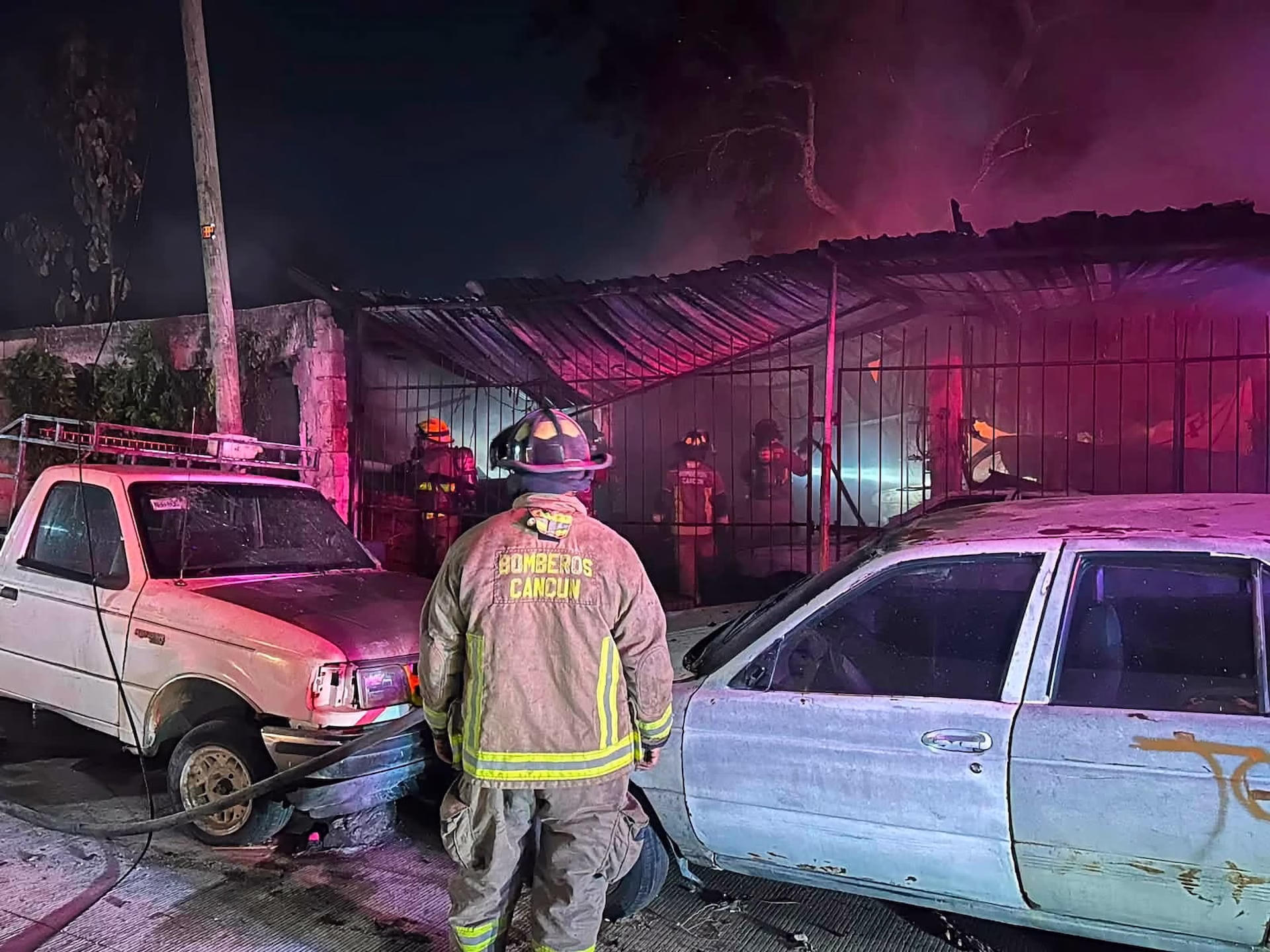 Bombero y policías atienden el incendio de un taller en la Supermanzana 76 de Cancún