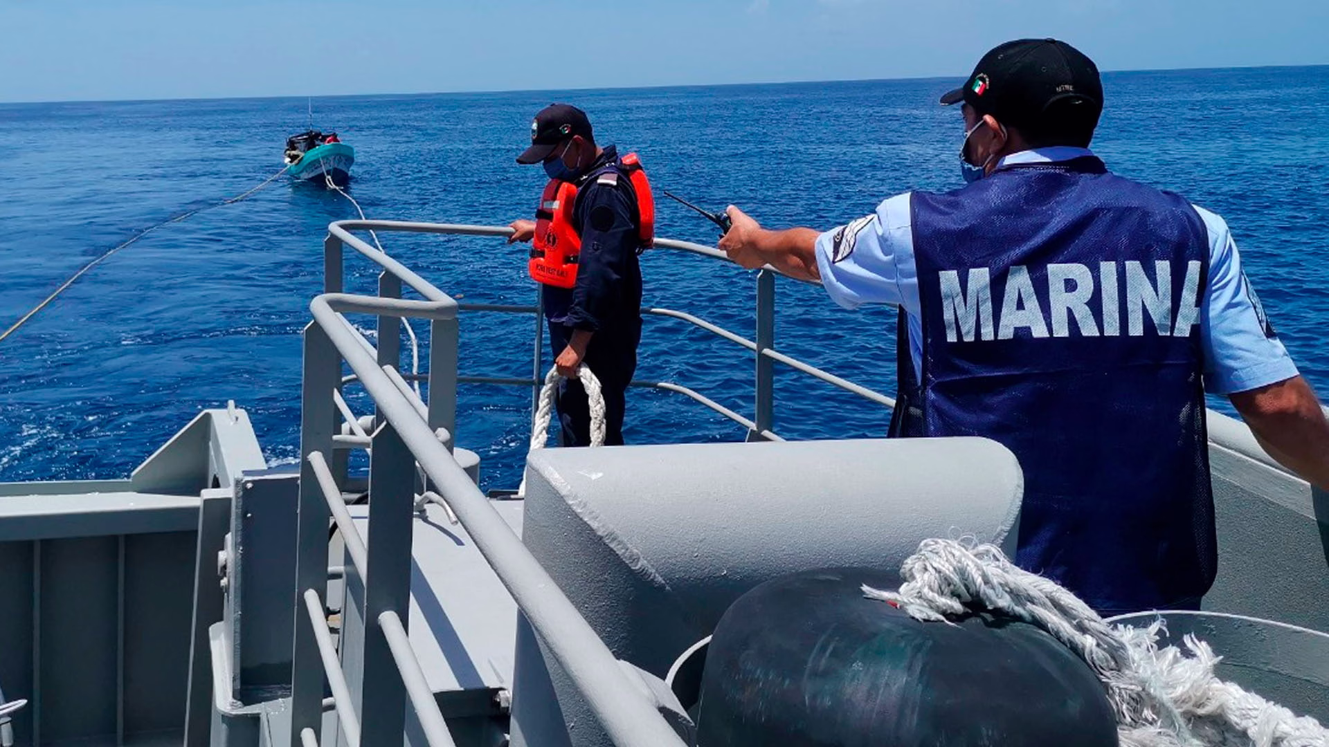 Personal marítimo durante labores de búsqueda y rescate en una imagen de archivo