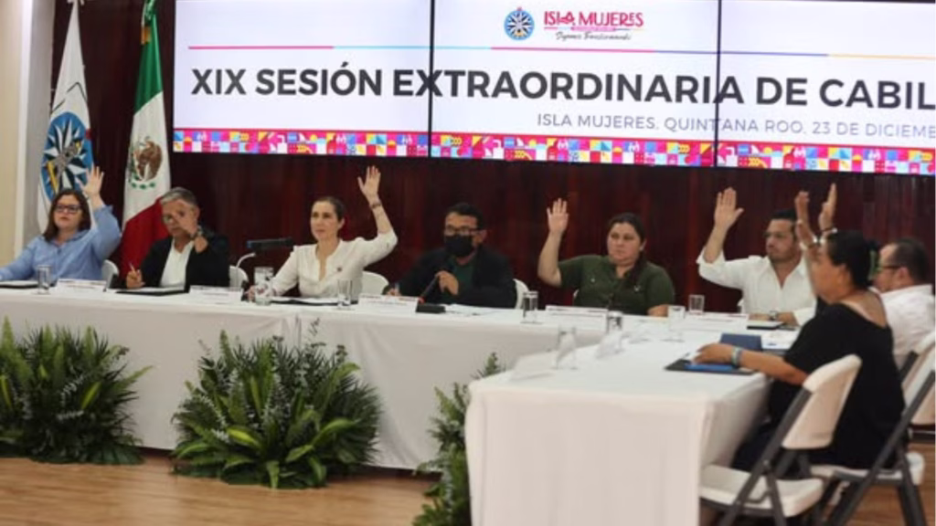 Atenea Gómez y miembros del Cabildo de Isla Mujeres participan en una votación municipal.