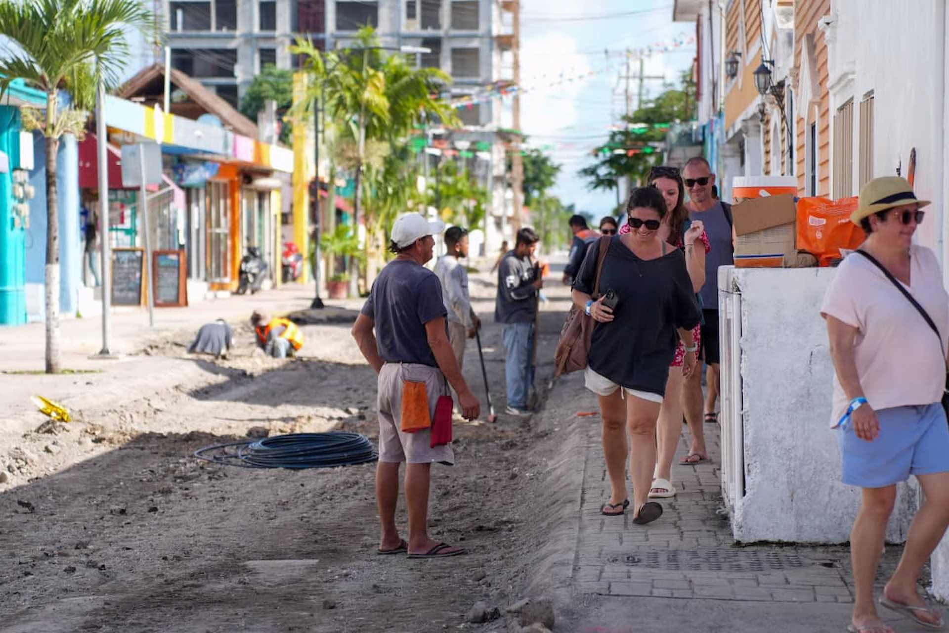 Personas caminan por calles turísticas de Cozumel