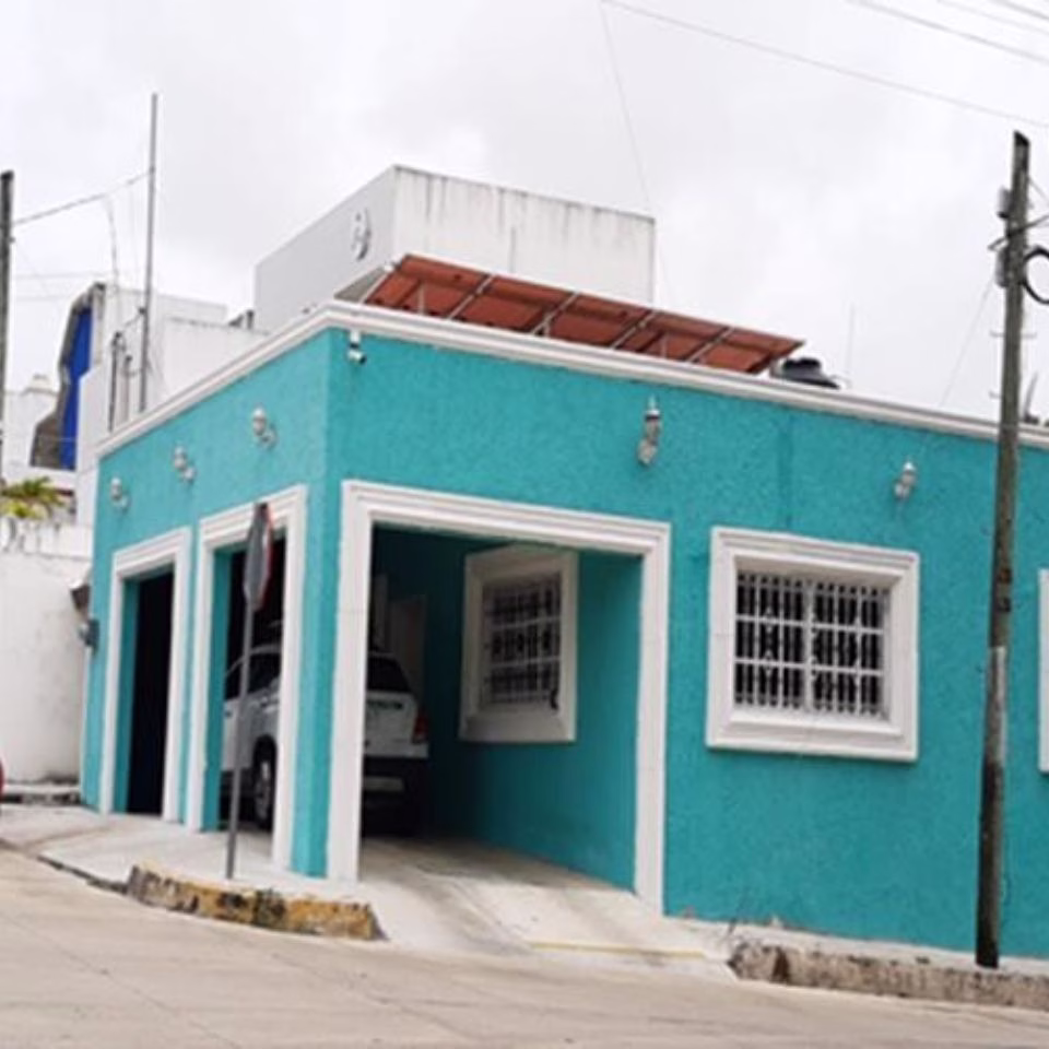 Fachada de un inmueble relacionado con proyectos de energía solar en Quintana Roo.
