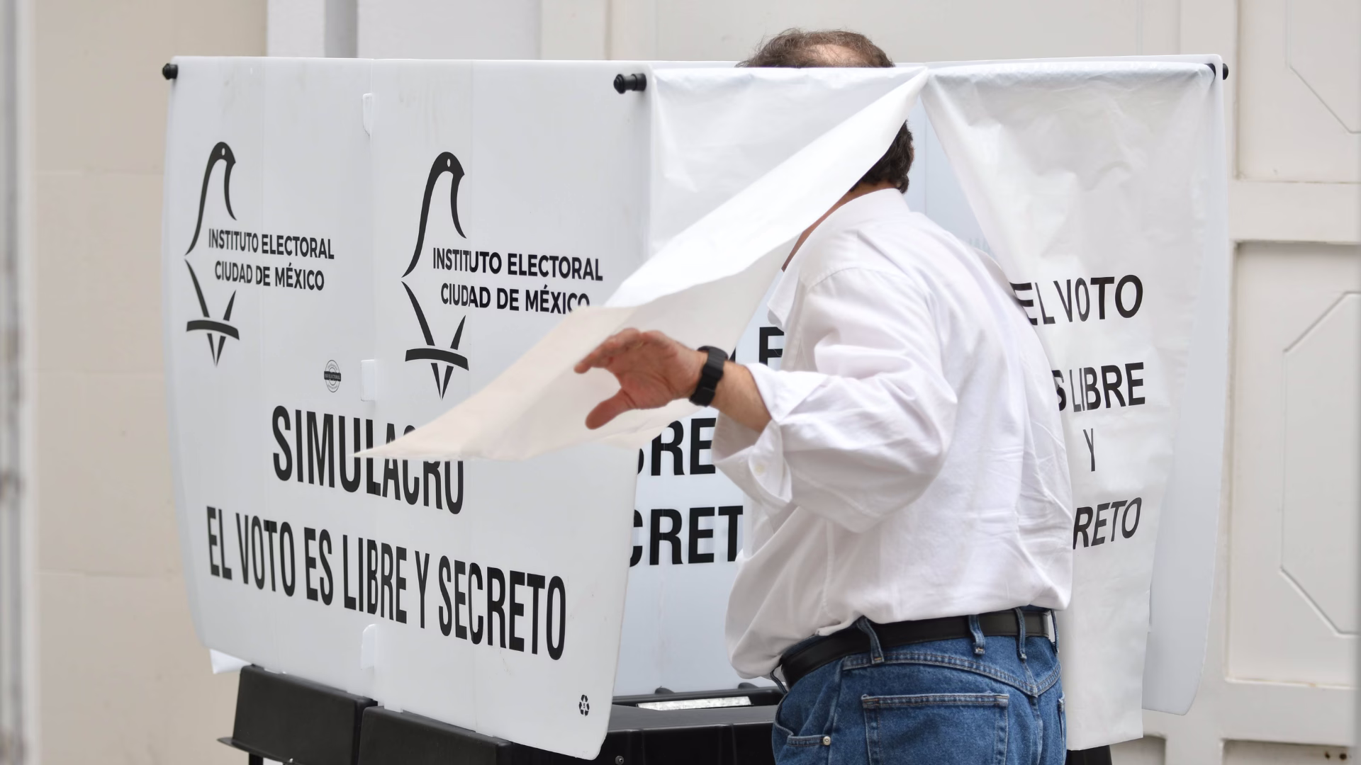 Ciudadano emite su voto en una casilla electoral durante una jornada de votación.