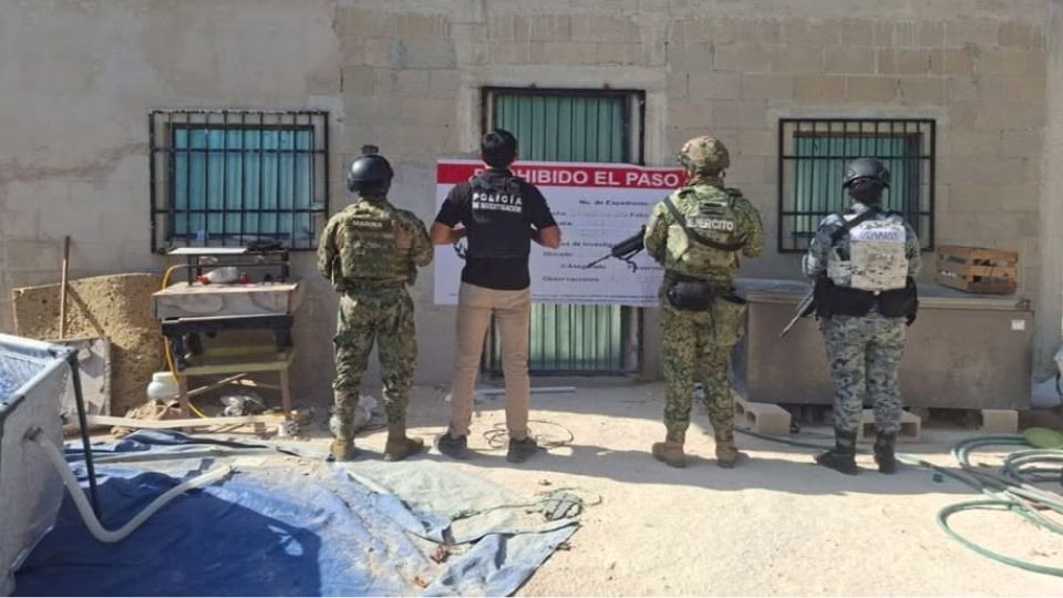 Elementos de la FGE de Quintana Roo durante uno de los cateos relacionados con la investigación del ataque en avenida Huayacán.