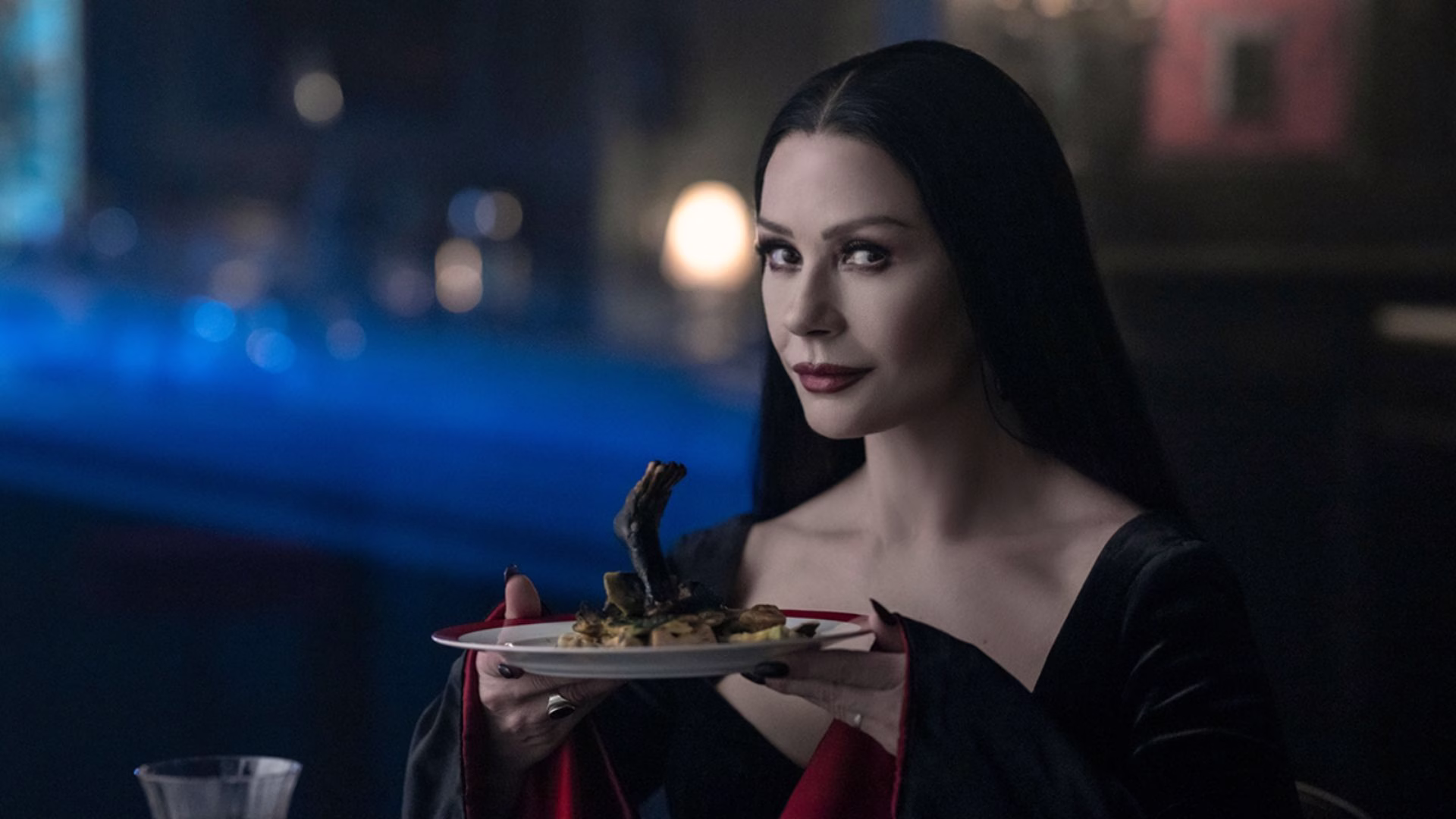 Catherine Zeta-Jones como Morticia Addams en Wednesday, una de sus series más recientes.