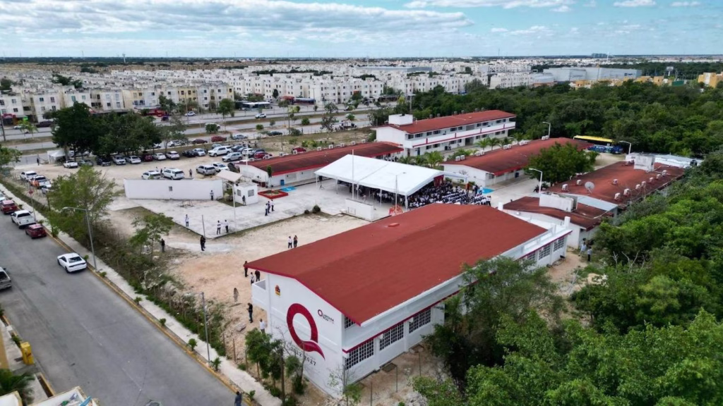 Instalaciones del CBTIS 272 en Cancún, plantel donde estudiantes desarrollan proyectos que fortalecen el talento científico y la innovación tecnológica en Quintana Roo.