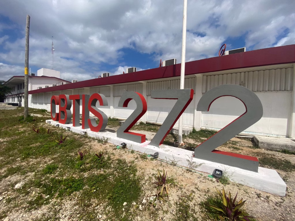 Acceso principal del CBTIS 272 en Cancún, institución de educación media superior que participa en proyectos de ciencia, tecnología e innovación en Quintana Roo.