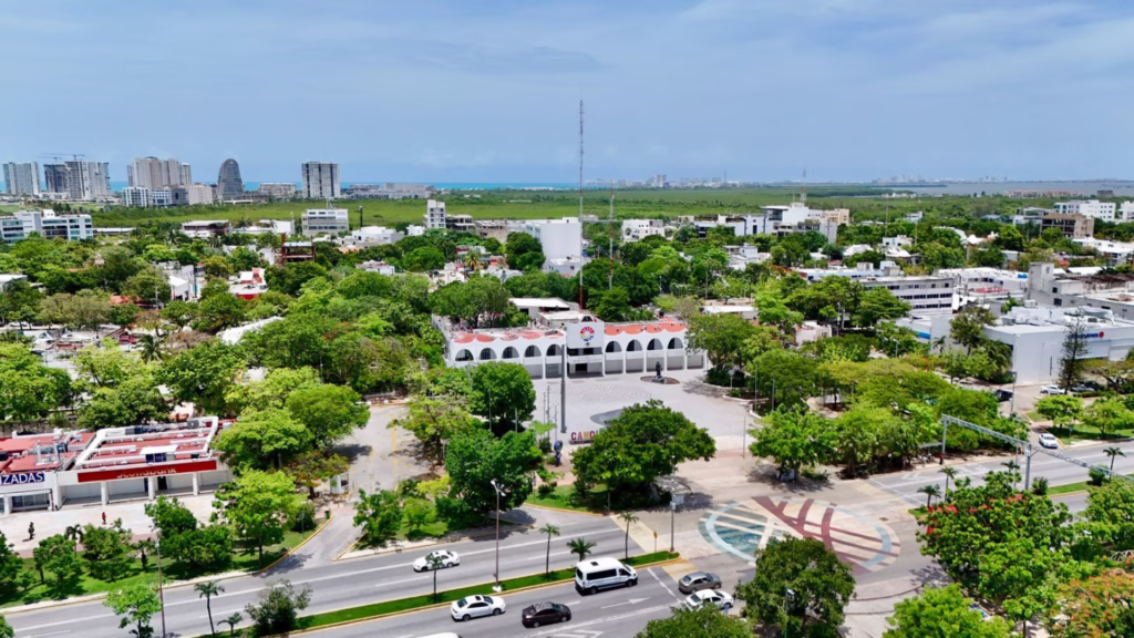 Vista aérea del centro de Cancún que muestra el crecimiento urbano y la transformación inmobiliaria de Quintana Roo.