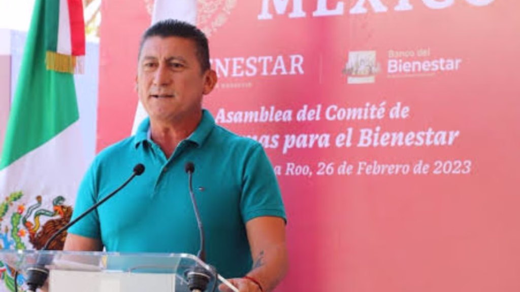 José Alfredo “Chepe” Contreras Méndez, presidente municipal de Bacalar, habla frente a un podio durante un acto público