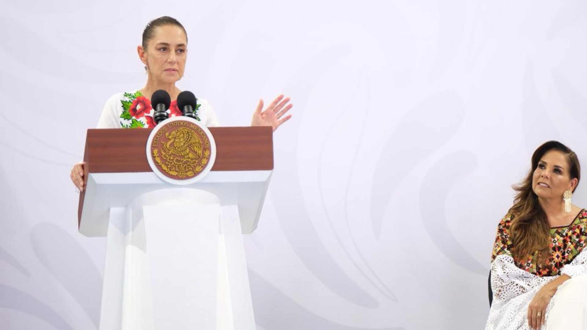 Claudia Sheinbaum presenta el plan integral para Tulum durante la conferencia matutina, acompañada por Mara Lezama.