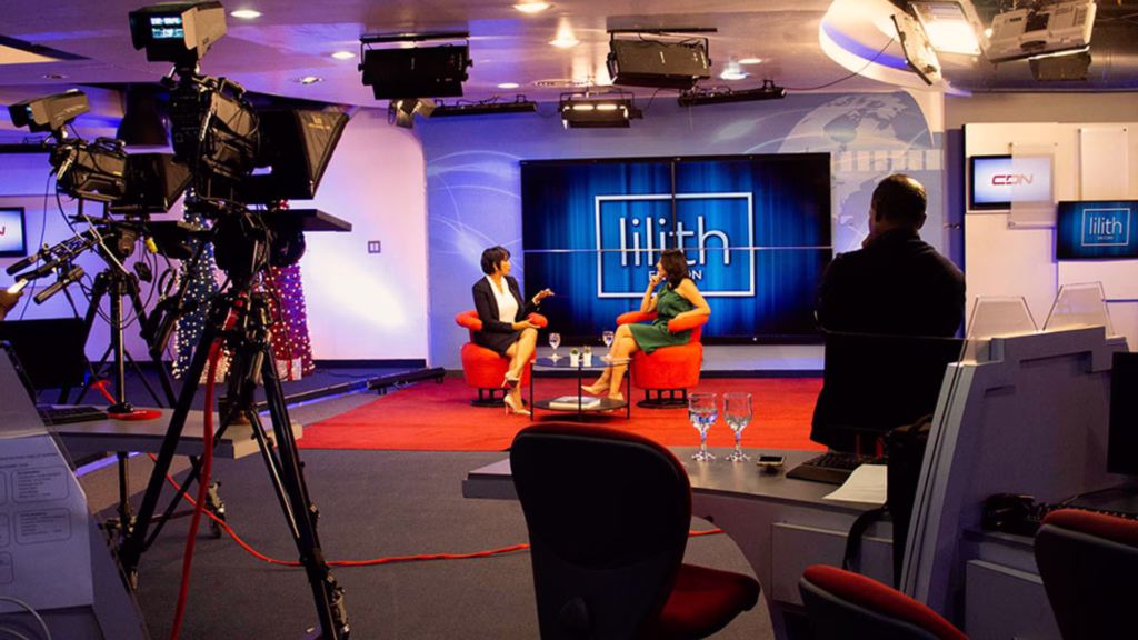 Estudio de producción audiovisual utilizado como referencia para explicar el papel de la cobertura mediática, entrevistas y transmisiones en el contexto de campañas anticipadas rumbo a 2027