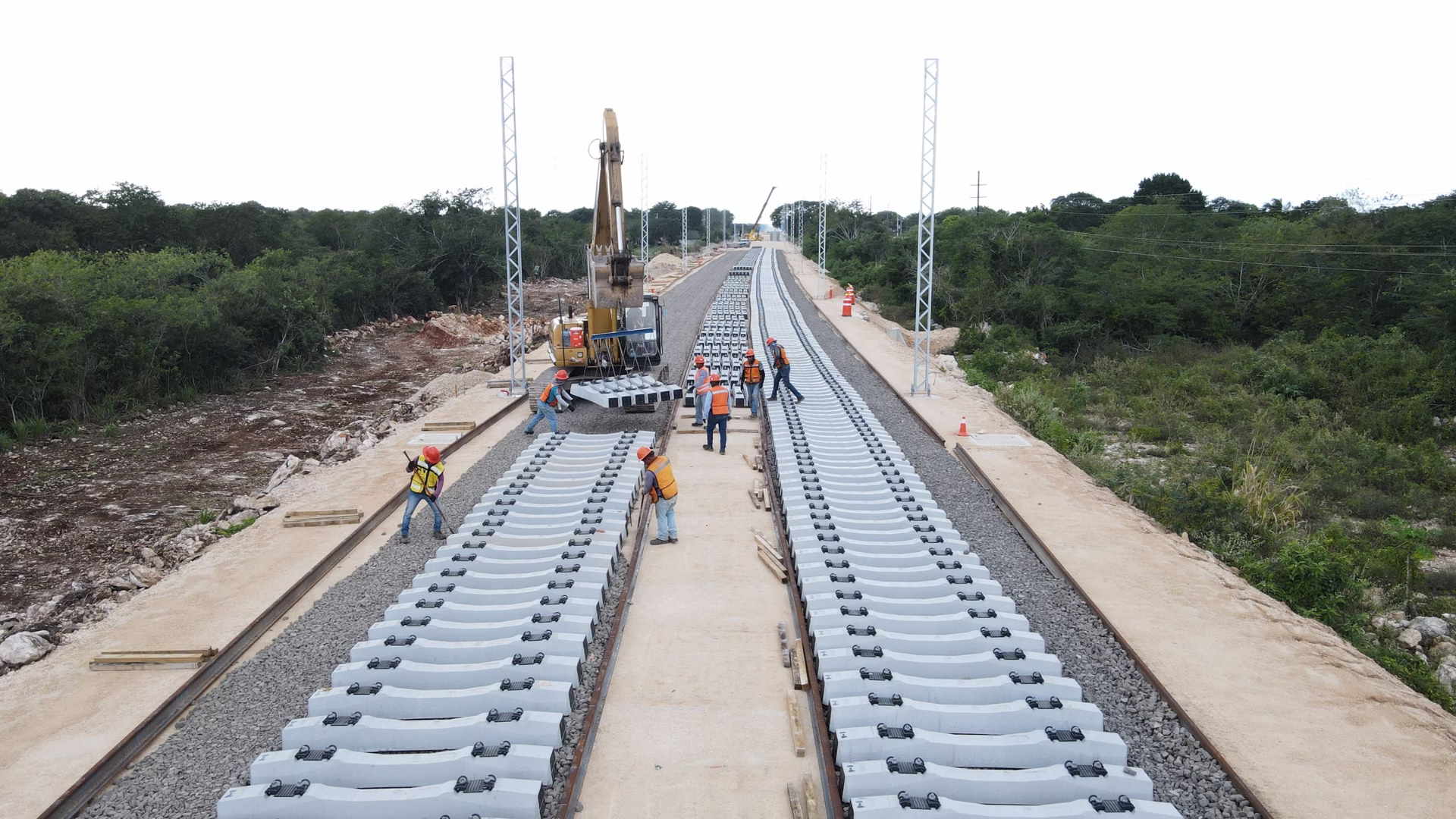 Trabajos de colocación de vía en el Tren Maya. Los decretos comparados abarcan 135.62 hectáreas en los ejidos Juan Sarabia y Laguna Om.