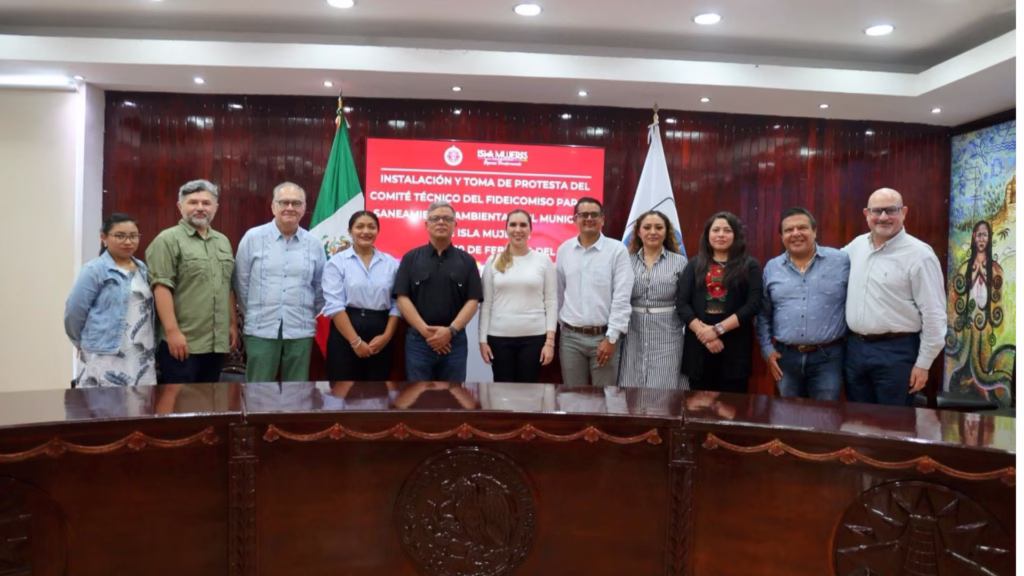 Integrantes del Comité Técnico del Fideicomiso de Derecho de Saneamiento Ambiental de Isla Mujeres durante su instalación