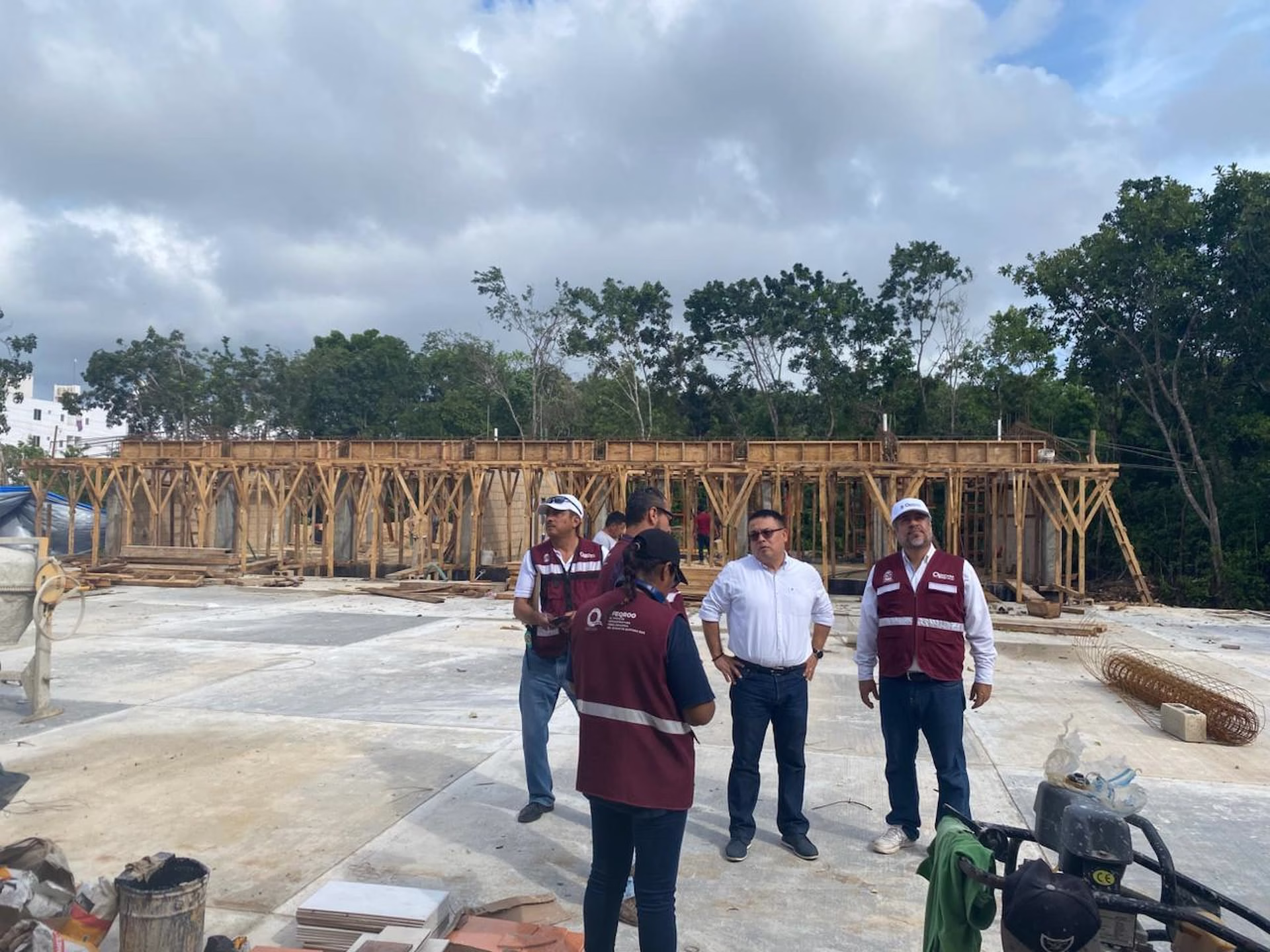 Construcción de un nuevo plantel educativo en Playa del Carmen como parte del programa de nuevas escuelas en Quintana Roo.