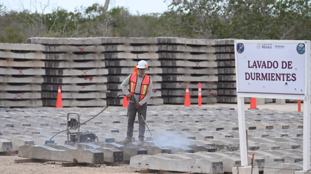 Trabajos de construcción del Tren Maya incluyen la preparación de durmientes para la infraestructura ferroviaria.