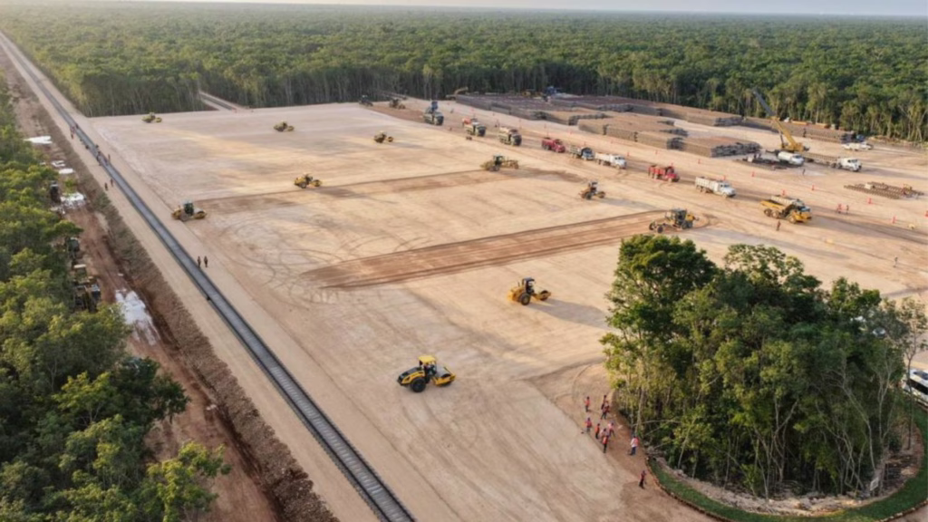 Vista aérea de los trabajos de construcción de la plataforma ferroviaria del Tren Maya.