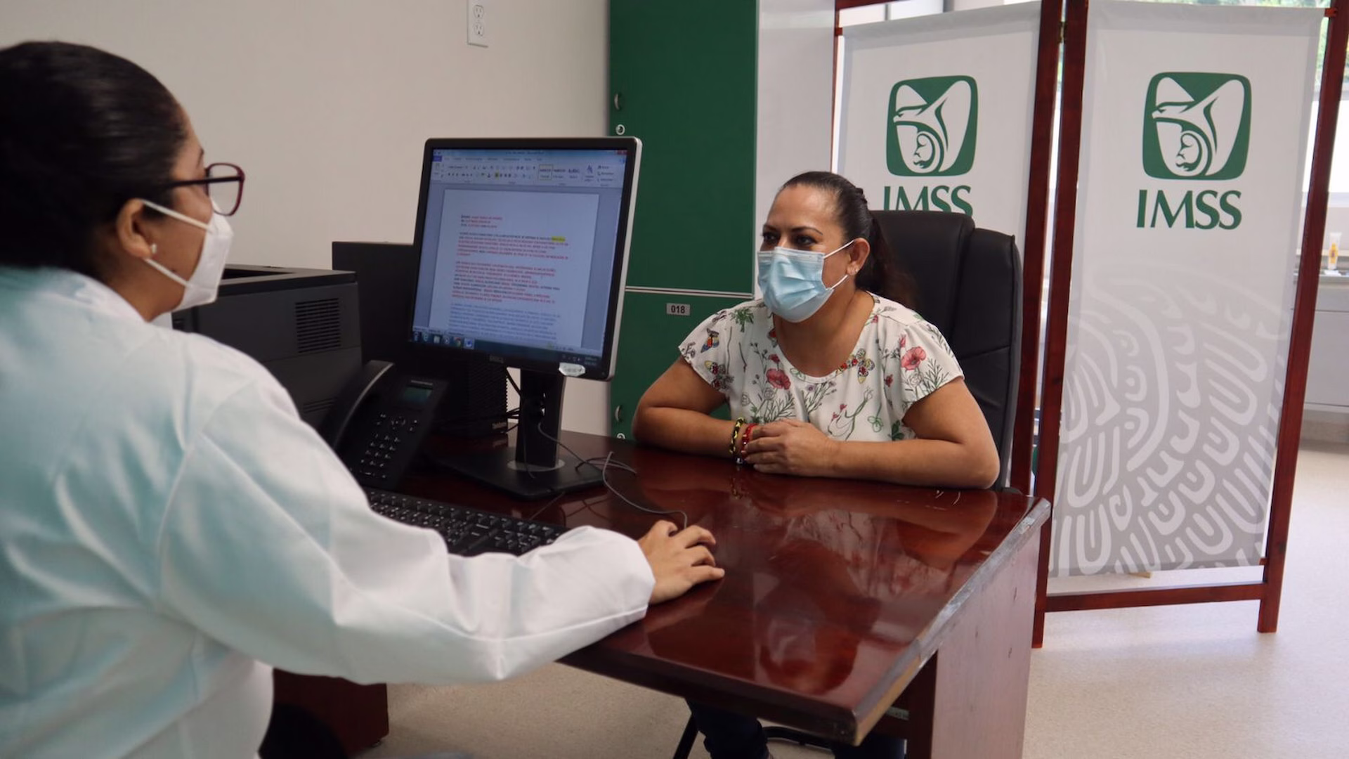 Consulta en una unidad del IMSS ante la necesidad de más médicos especialistas en Quintana Roo.
