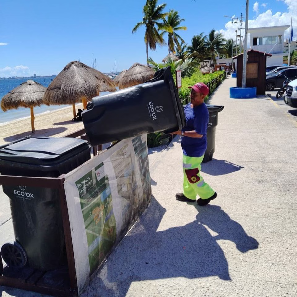 Contenedor de residuos en zona turística de Cancún para nota sobre saneamiento ambiental y turismo circular