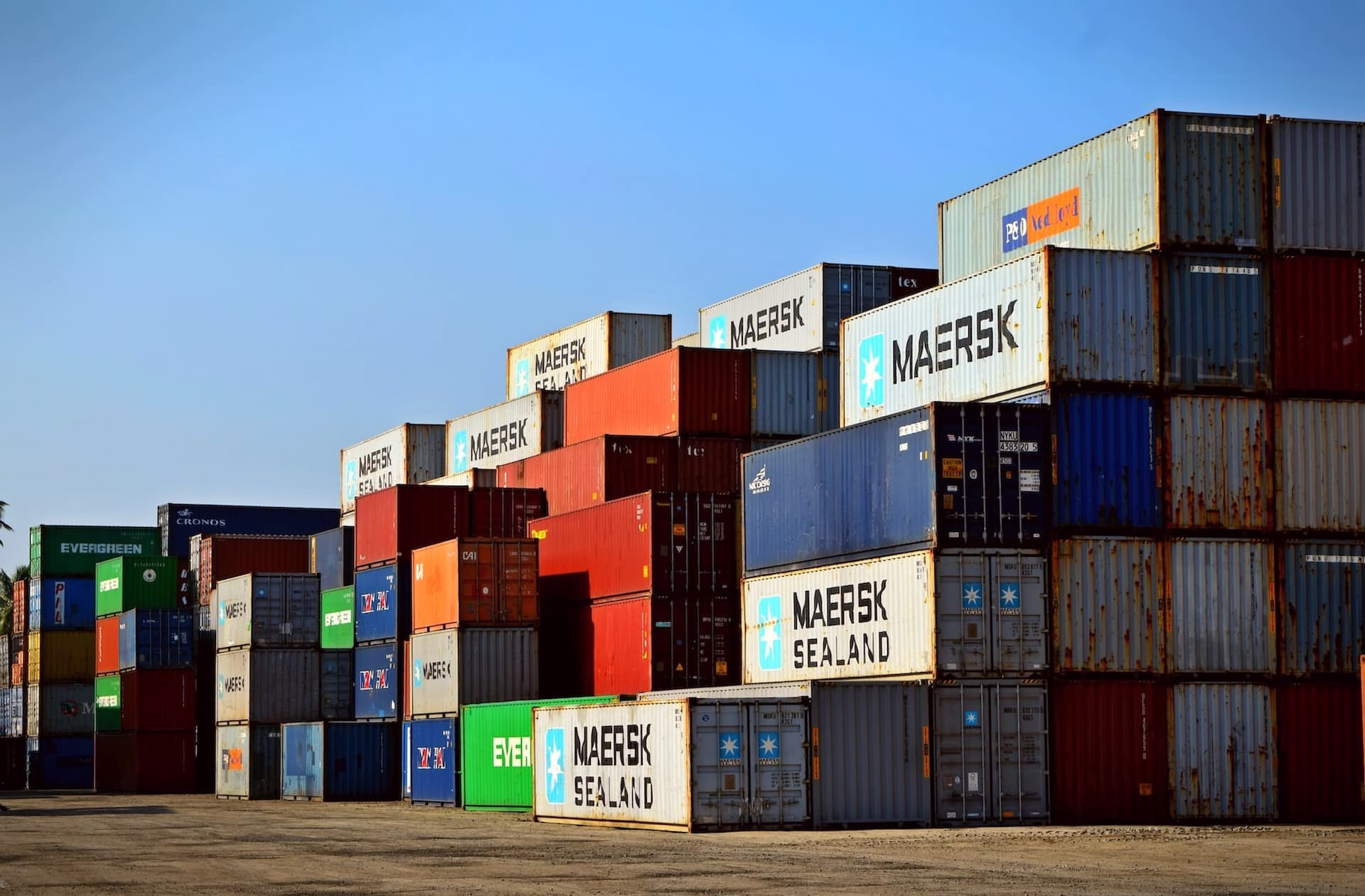Contenedores utilizados para el transporte de mercancías hacia mercados internacionales, parte de la cadena logística de las exportaciones de Quintana Roo.