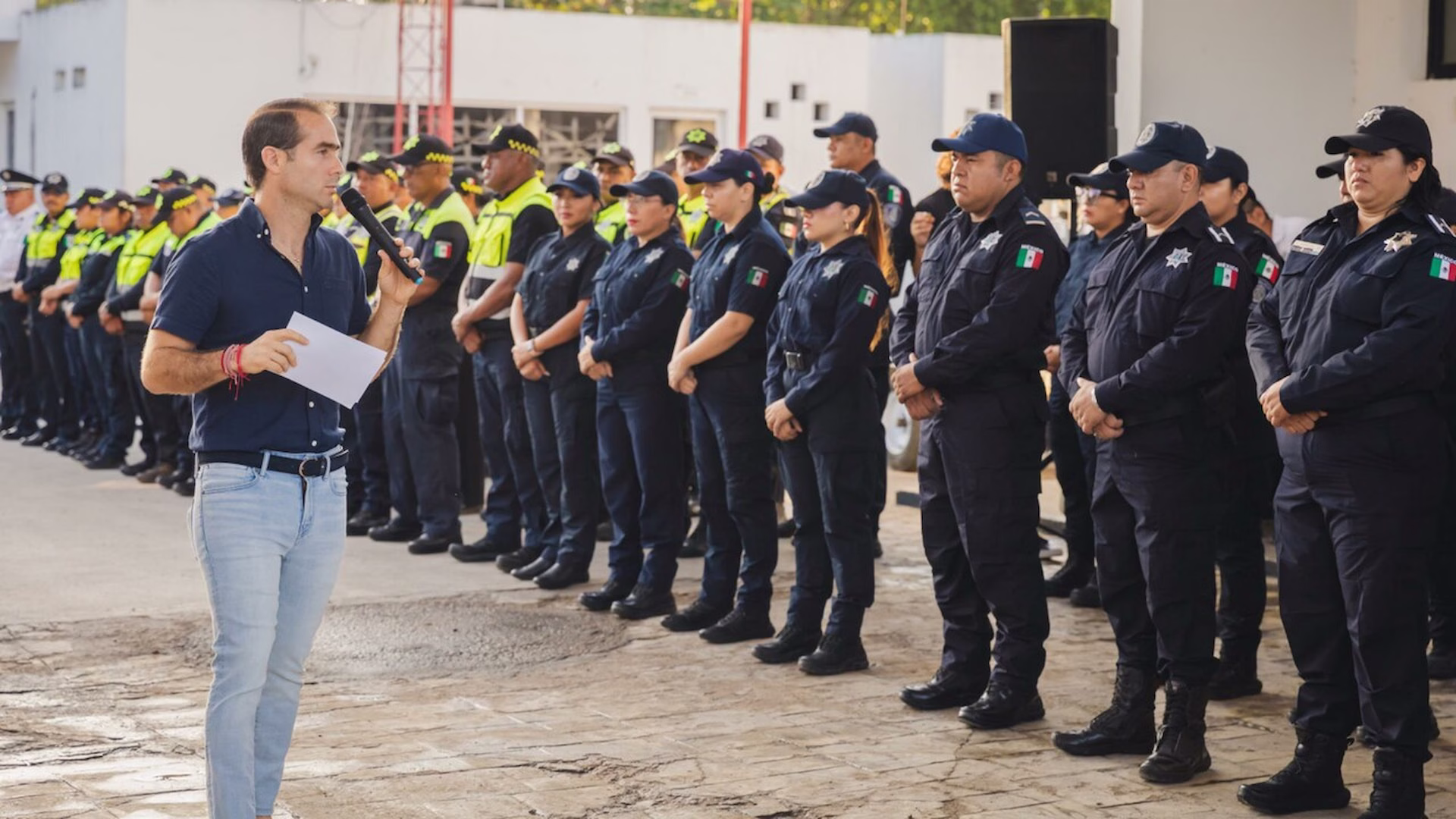 Elementos de la corporación de policías de Tulum durante una formación institucional.