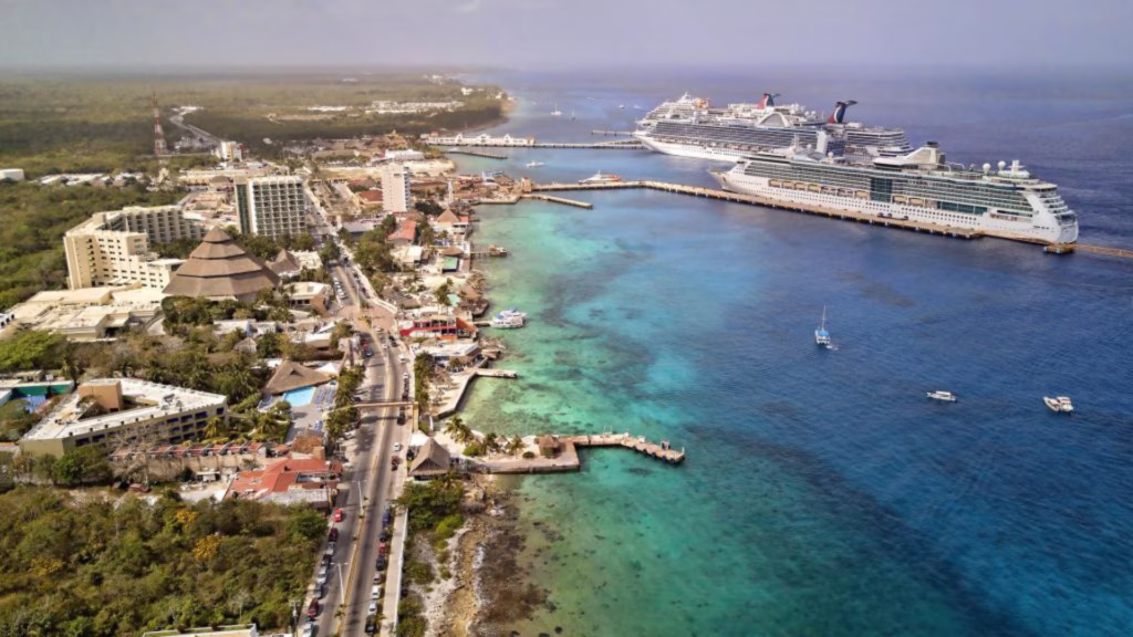 Cruceros atracados en Cozumel como parte de la oferta turística del Caribe Mexicano