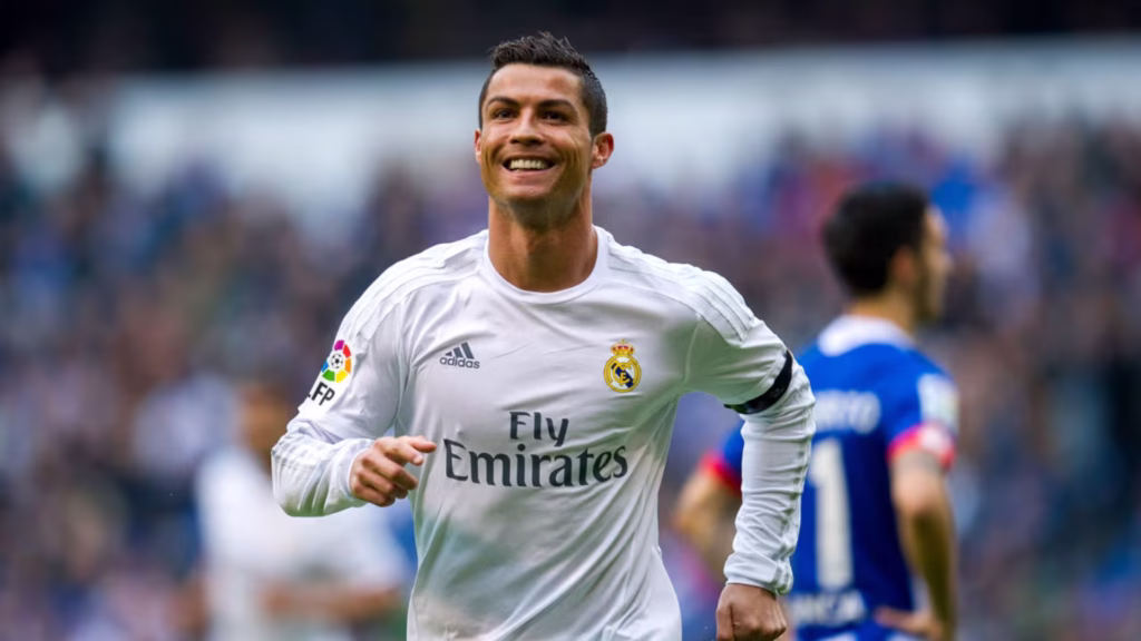 Cristiano Ronaldo durante un partido en el Real Madrid, como una de las grandes figuras del futbol internacional.