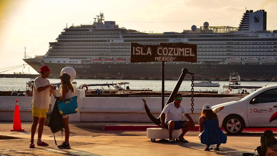 Crucero atracado en el puerto de Cozumel, Quintana Roo.