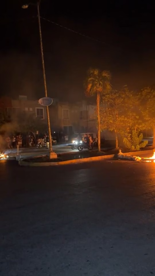 Vehículos circulan en la zona de avenida CTM durante las protestas por fallas en el suministro eléctrico.