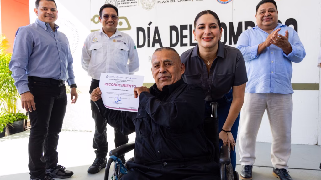 Darwin Covarrubias participa en una ceremonia de reconocimiento a integrantes del cuerpo de bomberos de Playa del Carmen.