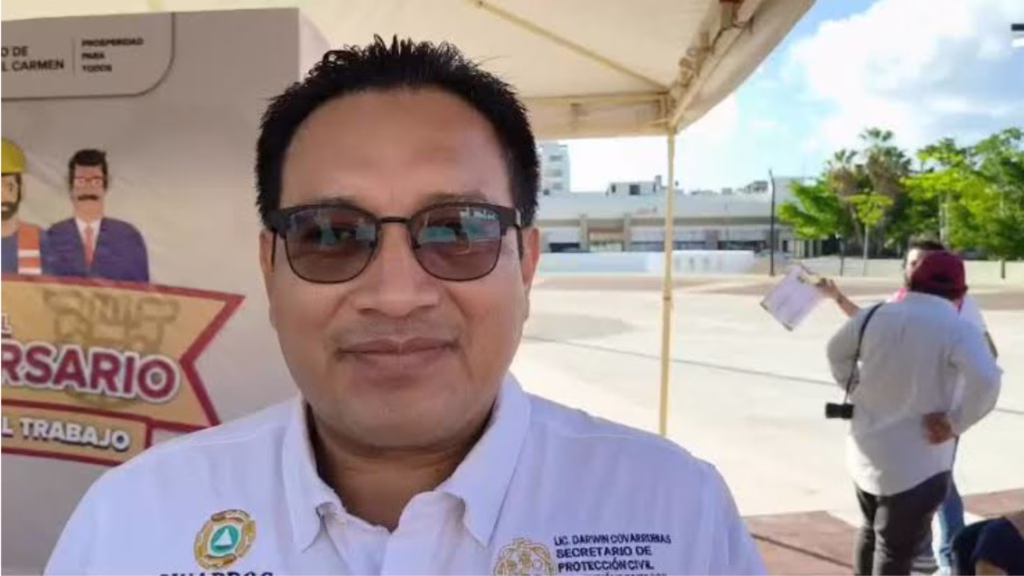 Darwin Manuel Covarrubias Góngora durante una actividad oficial como secretario de Protección Civil de Playa del Carmen.