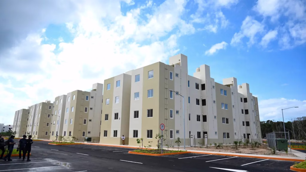 Desarrollo habitacional de vivienda vertical construido como parte del crecimiento urbano de Cancún, Quintana Roo.