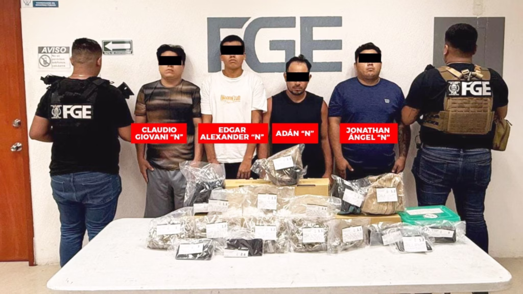 Claudio Giovani “N”, Edgar Alexander “N”, Adán “N” y Jonathan Ángel “N”, presentados por la FGE con paquetes e indicios asegurados.