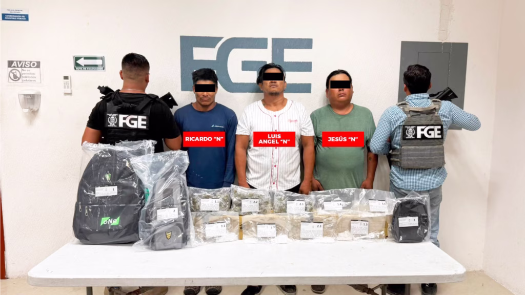 Ricardo “N”, Luis Ángel “N” y Jesús “N”, presentados por la Fiscalía de Quintana Roo junto con mochilas y paquetes asegurados.