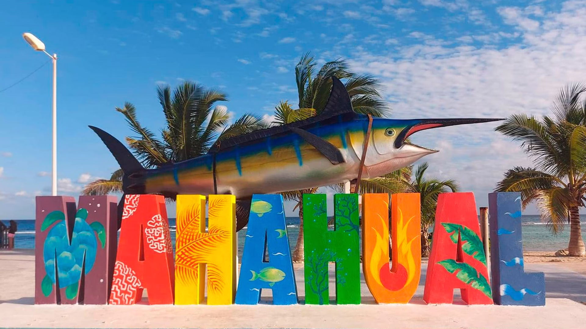 El malecón de Mahahual es uno de los principales atractivos de la Costa Maya.
