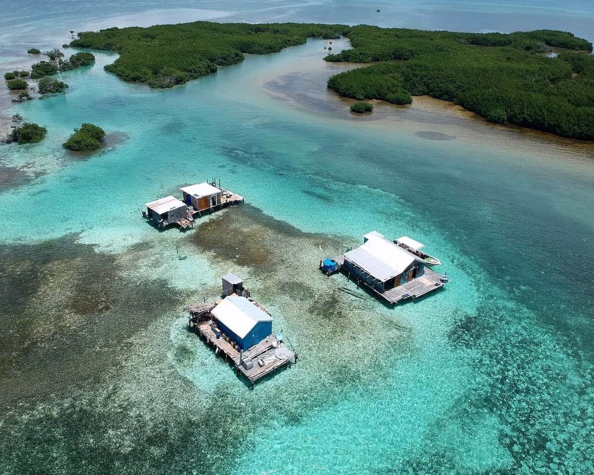 Palafitos en Banco Chinchorro, uno de los principales destinos de ecoturismo en Quintana Roo por su riqueza natural y marina.
