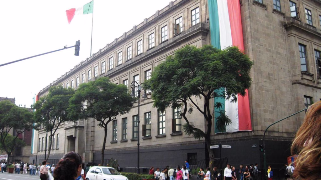 Fachada de la Suprema Corte de Justicia de la Nación, cubierta con banderas de México en la Ciudad de México.
