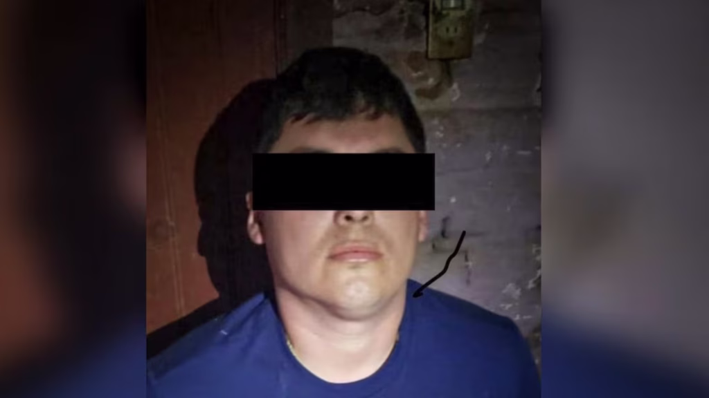 Mauro Alberto Núñez Ojeda, alias “El Jando”, aparece con una franja negra sobre los ojos tras su detención.