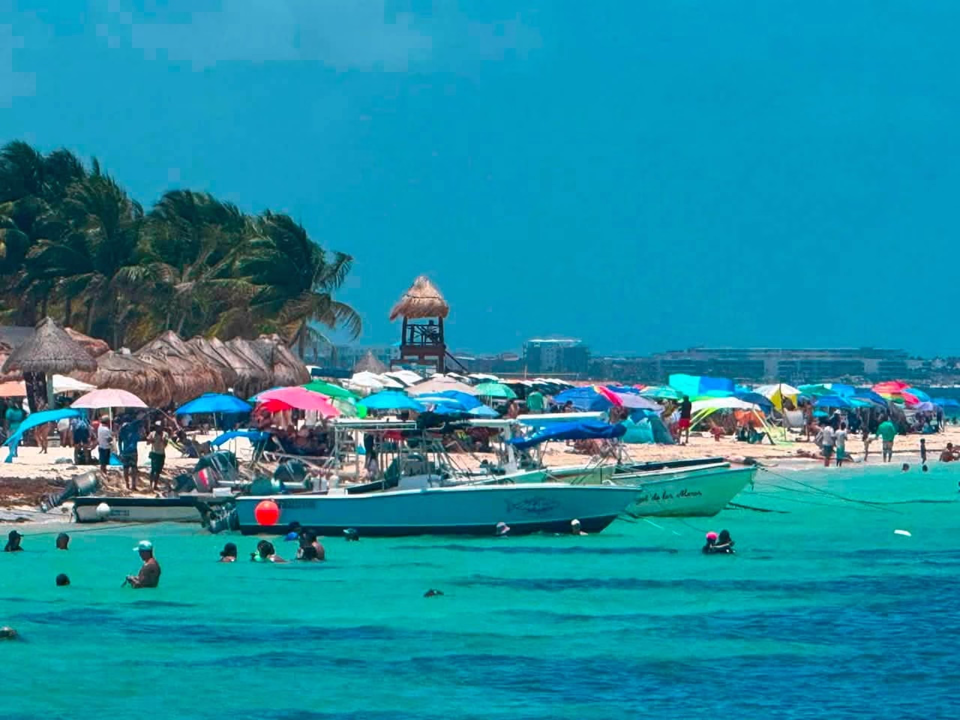 Embarcaciones destinadas a actividades turísticas operan en una zona costera de Quintana Roo.